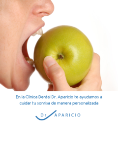 Persona mordiendo una manzana: la mordida cruzada afecta a la forma de morder y masticar