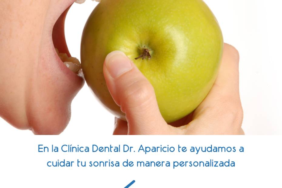 Persona mordiendo una manzana: la mordida cruzada afecta a la forma de morder y masticar